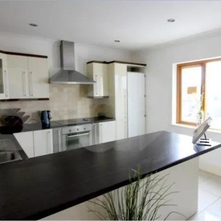 Captivating 3-Bed Townhouse In Furbo Furbo