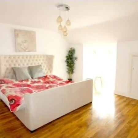 Captivating 3-Bed Townhouse In Furbo Apartment
